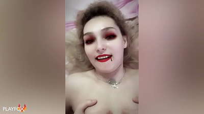 U-Ivan Helsing ukhupha i-vampire e-sexy kwaye iza ngempundu yakhe